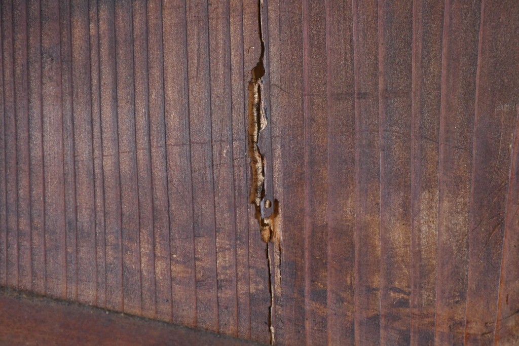 アンティーク建具　明治～大正　金網入り格子窓と装飾板の組み合わせが珍しい蔵戸1枚　(R-084878)