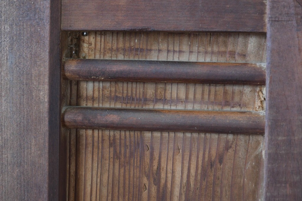 アンティーク建具　明治～大正　金網入り格子窓と装飾板の組み合わせが珍しい蔵戸1枚　(R-084878)