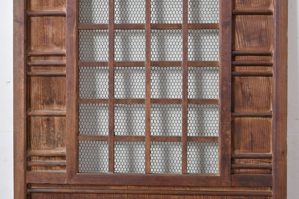 アンティーク建具　明治～大正　金網入り格子窓と装飾板の組み合わせが珍しい蔵戸1枚　(R-084878)