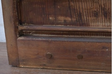 アンティーク建具　明治～大正　金網入り格子窓と装飾板の組み合わせが珍しい蔵戸1枚　(R-084878)