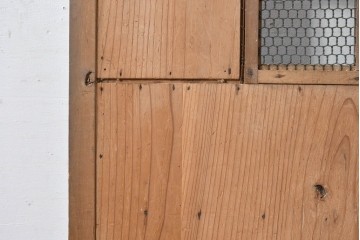 アンティーク建具　明治～大正　金網入り格子窓と装飾板の組み合わせが珍しい蔵戸1枚　(R-084878)