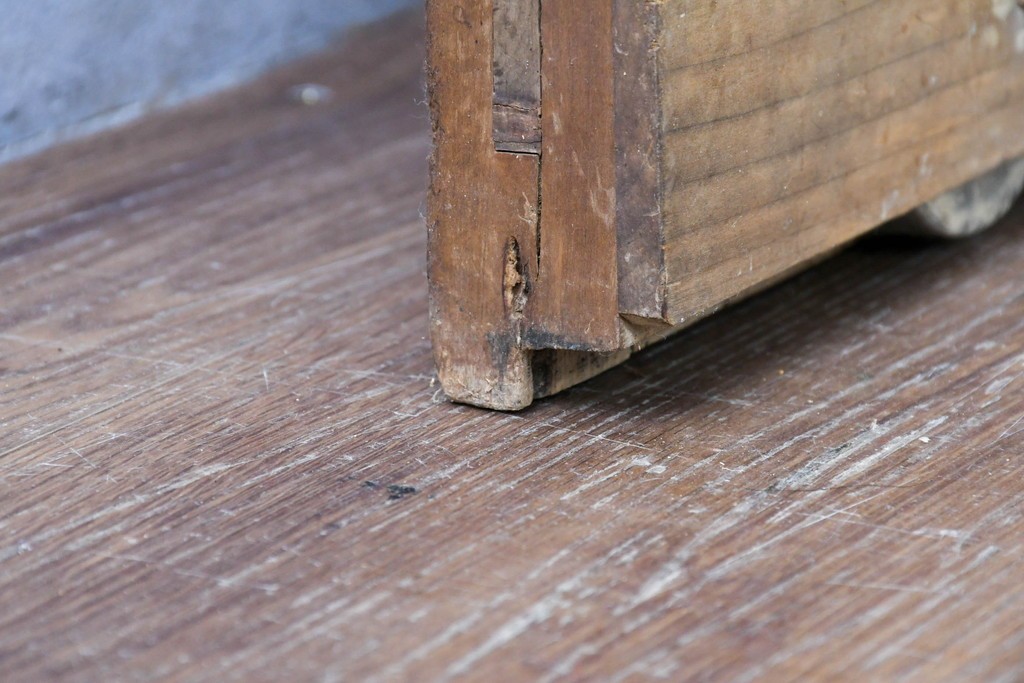 アンティーク建具　明治～大正　金網入り格子窓と装飾板の組み合わせが珍しい蔵戸1枚　(R-084878)