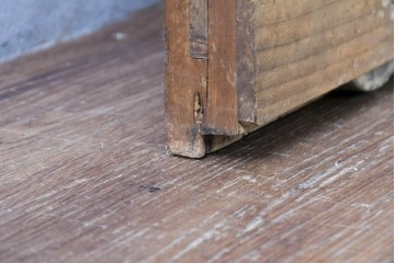 アンティーク建具　明治～大正　金網入り格子窓と装飾板の組み合わせが珍しい蔵戸1枚　(R-084878)