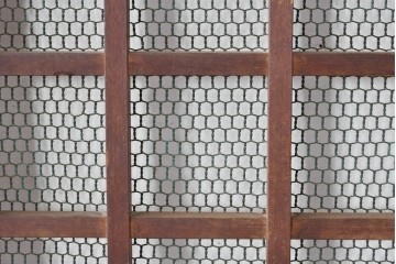 アンティーク建具　明治～大正　金網入り格子窓と装飾板の組み合わせが珍しい蔵戸1枚　(R-084878)