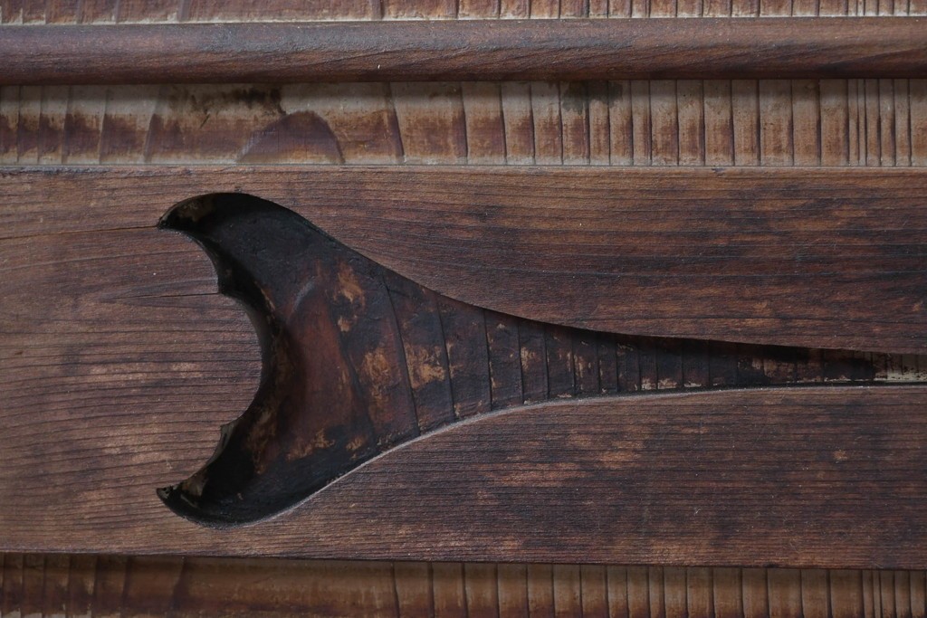 アンティーク建具　明治～大正　金網入り格子窓と装飾板の組み合わせが珍しい蔵戸1枚　(R-084878)