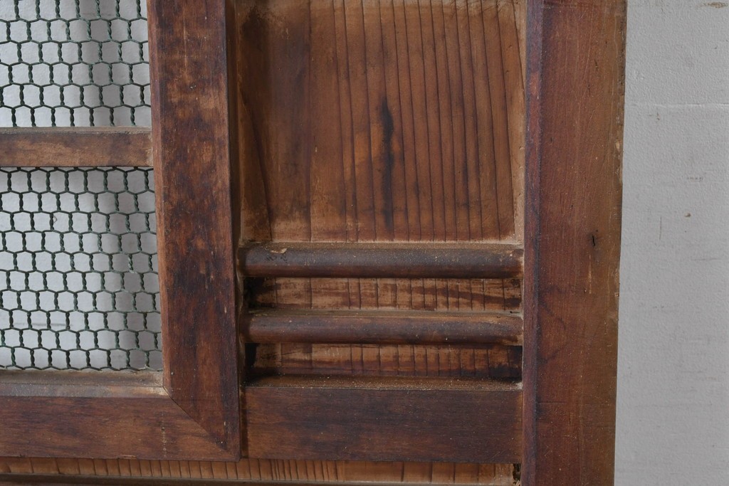 アンティーク建具　明治～大正　金網入り格子窓と装飾板の組み合わせが珍しい蔵戸1枚　(R-084878)