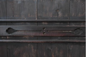 アンティーク建具　明治～大正　格子窓と板戸を組み合わせた凝ったデザインの蔵戸1枚　(R-084879)