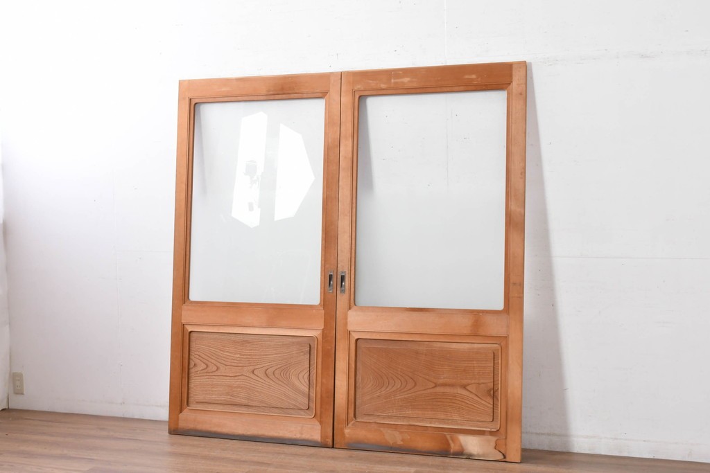 ヴィンテージ建具　昭和後期　高級品!!　腰板欅(ケヤキ)材　欅材ならではの木目が印象的なガラス戸2枚セット　(R-084880)
