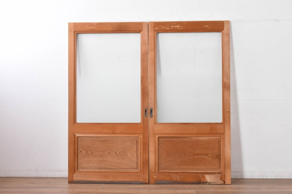 ヴィンテージ建具　昭和後期　高級品!!　腰板欅(ケヤキ)材　欅材ならではの木目が印象的なガラス戸2枚セット　(R-084880)