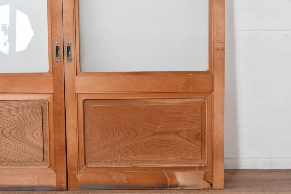 ヴィンテージ建具　昭和後期　高級品!!　腰板欅(ケヤキ)材　欅材ならではの木目が印象的なガラス戸2枚セット　(R-084880)