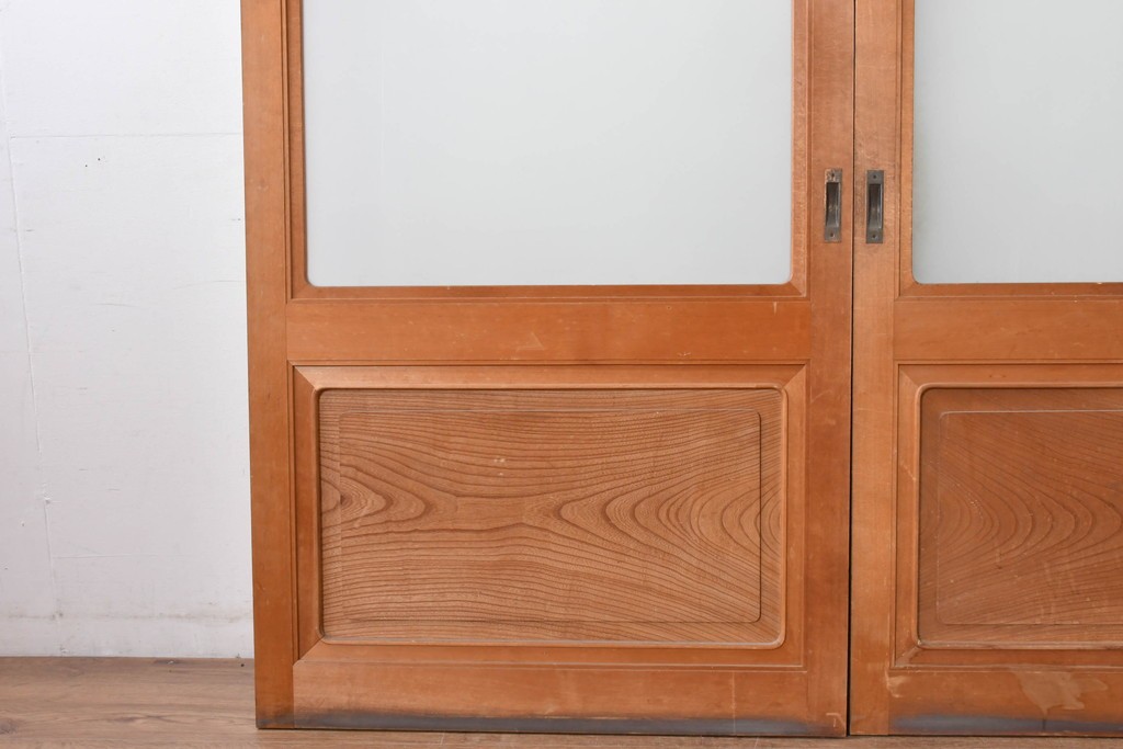 ヴィンテージ建具　昭和後期　高級品!!　腰板欅(ケヤキ)材　欅材ならではの木目が印象的なガラス戸2枚セット　(R-084880)