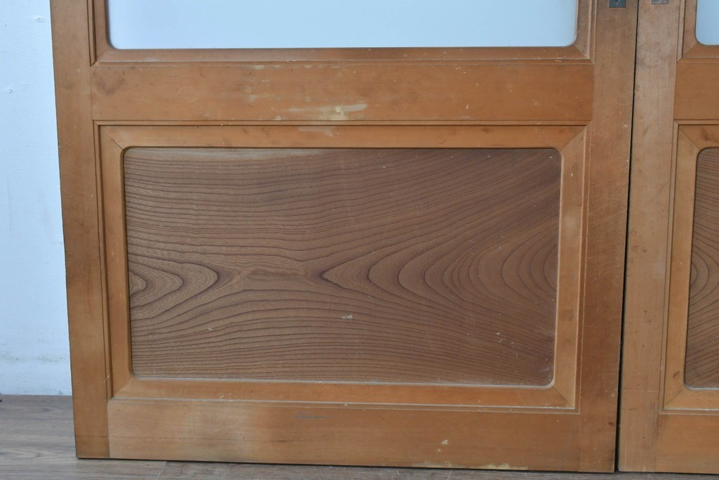 ヴィンテージ建具　昭和後期　高級品!!　腰板欅(ケヤキ)材　欅材ならではの木目が印象的なガラス戸2枚セット　(R-084880)