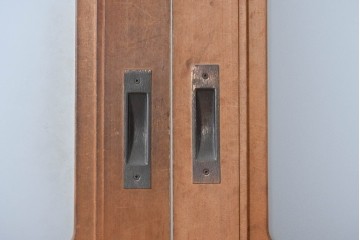 ヴィンテージ建具　昭和後期　高級品!!　腰板欅(ケヤキ)材　欅材ならではの木目が印象的なガラス戸2枚セット　(R-084880)