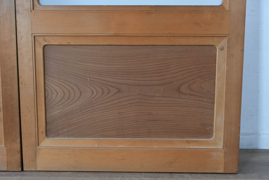 ヴィンテージ建具　昭和後期　高級品!!　腰板欅(ケヤキ)材　欅材ならではの木目が印象的なガラス戸2枚セット　(R-084880)