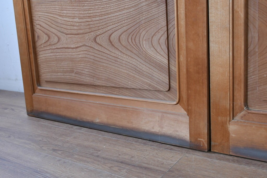 ヴィンテージ建具　昭和後期　高級品!!　腰板欅(ケヤキ)材　欅材ならではの木目が印象的なガラス戸2枚セット　(R-084880)