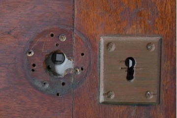 イギリスアンティーク　赤・緑・琥珀色のステンドグラスが印象的な木製ドア1枚　(R-084881)