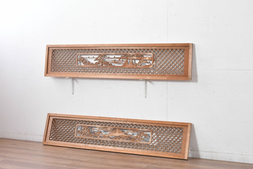 ヴィンテージ建具　昭和中期　七宝組子と松に山景色の彫刻が施された組子欄間2枚セット　(R-084886)