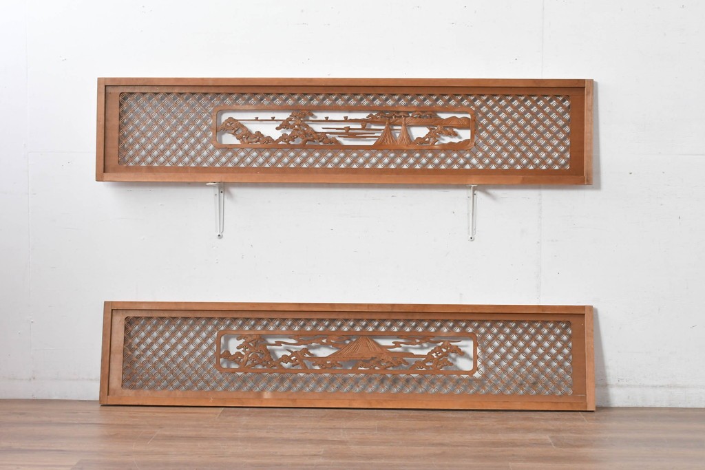 ヴィンテージ建具　昭和中期　七宝組子と松に山景色の彫刻が施された組子欄間2枚セット　(R-084886)