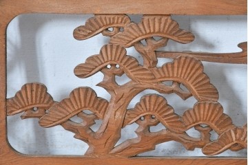 ヴィンテージ建具　昭和中期　七宝組子と松に山景色の彫刻が施された組子欄間2枚セット　(R-084886)
