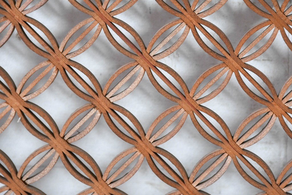 ヴィンテージ建具　昭和中期　七宝組子と松に山景色の彫刻が施された組子欄間2枚セット　(R-084886)