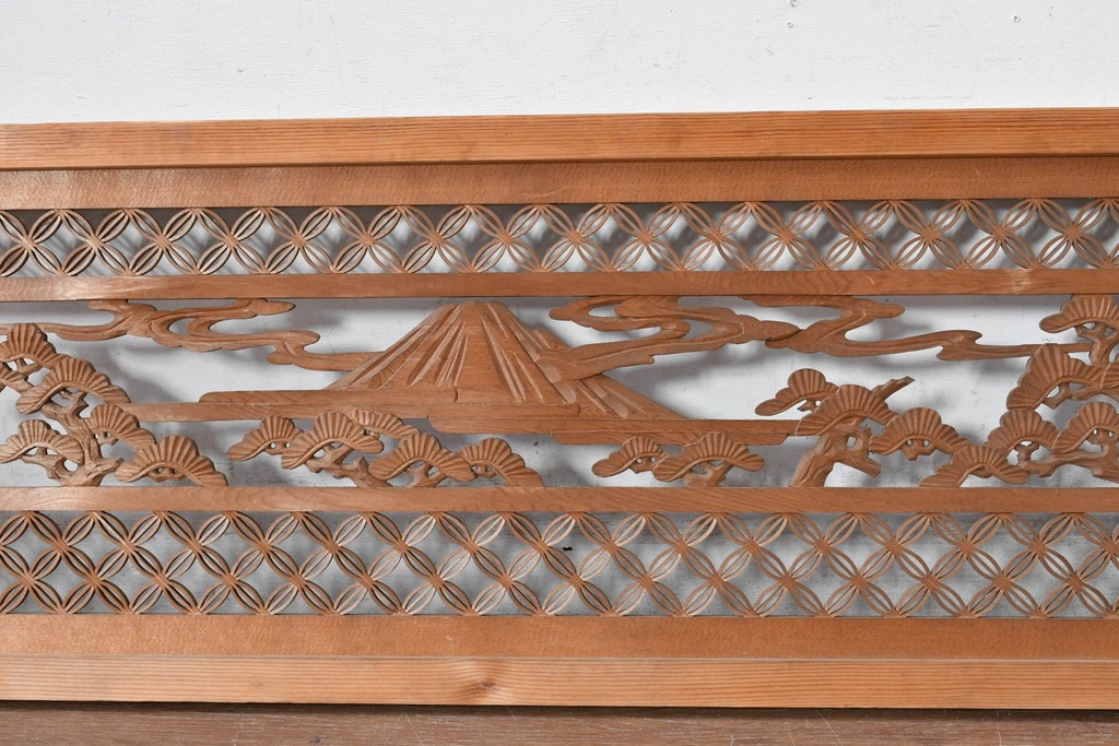 ヴィンテージ建具　昭和中期　七宝組子と松に山景色の彫刻が施された組子欄間2枚セット　(R-084886)