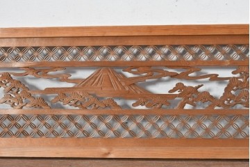 ヴィンテージ建具　昭和中期　七宝組子と松に山景色の彫刻が施された組子欄間2枚セット　(R-084886)