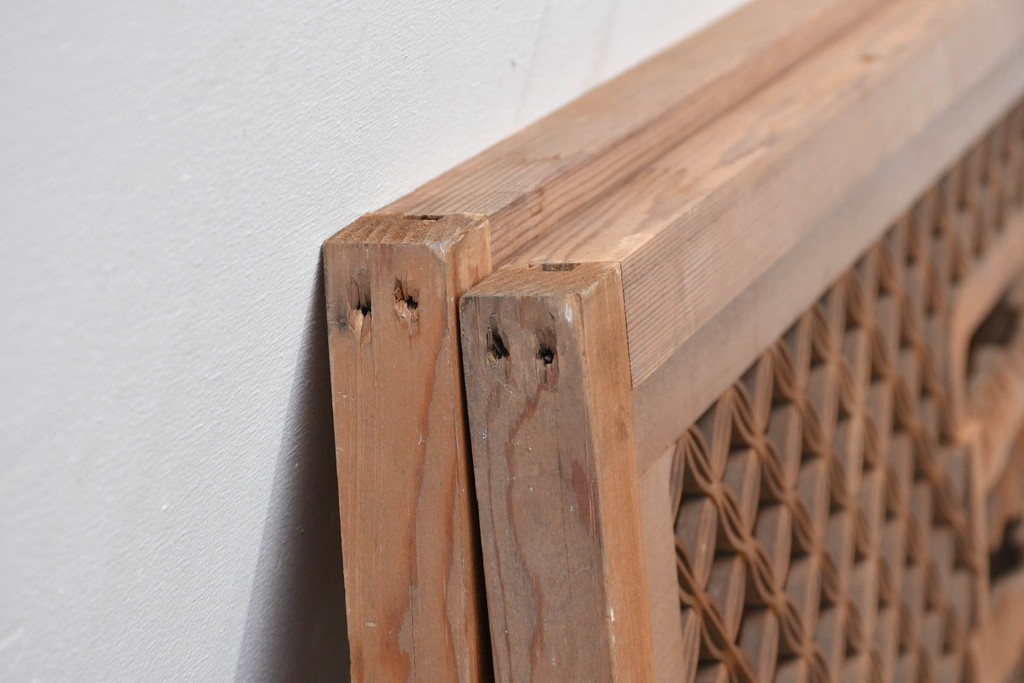 ヴィンテージ建具　昭和中期　七宝組子と松に山景色の彫刻が施された組子欄間2枚セット　(R-084886)