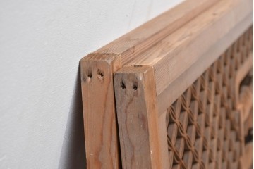 ヴィンテージ建具　昭和中期　七宝組子と松に山景色の彫刻が施された組子欄間2枚セット　(R-084886)