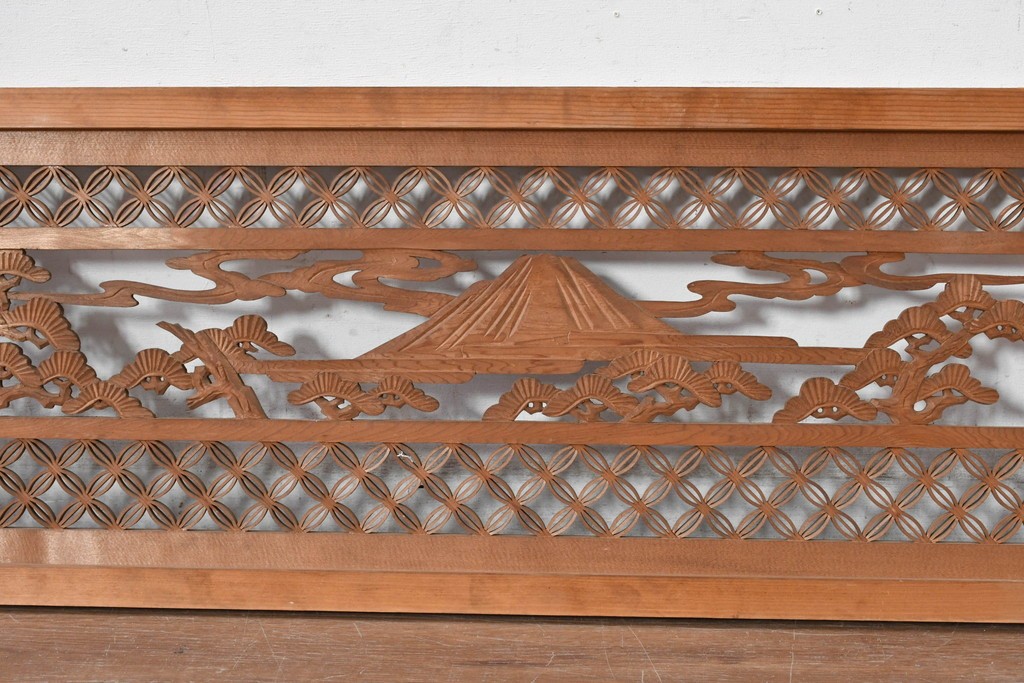 ヴィンテージ建具　昭和中期　七宝組子と松に山景色の彫刻が施された組子欄間2枚セット　(R-084886)