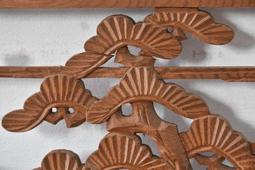 ヴィンテージ建具　昭和中期　七宝組子と松に山景色の彫刻が施された組子欄間2枚セット　(R-084886)