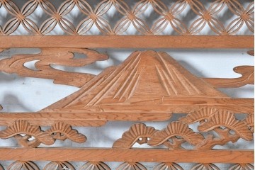 ヴィンテージ建具　昭和中期　七宝組子と松に山景色の彫刻が施された組子欄間2枚セット　(R-084886)