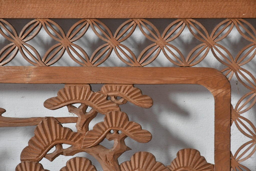 ヴィンテージ建具　昭和中期　七宝組子と松に山景色の彫刻が施された組子欄間2枚セット　(R-084886)