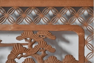 ヴィンテージ建具　昭和中期　七宝組子と松に山景色の彫刻が施された組子欄間2枚セット　(R-084886)