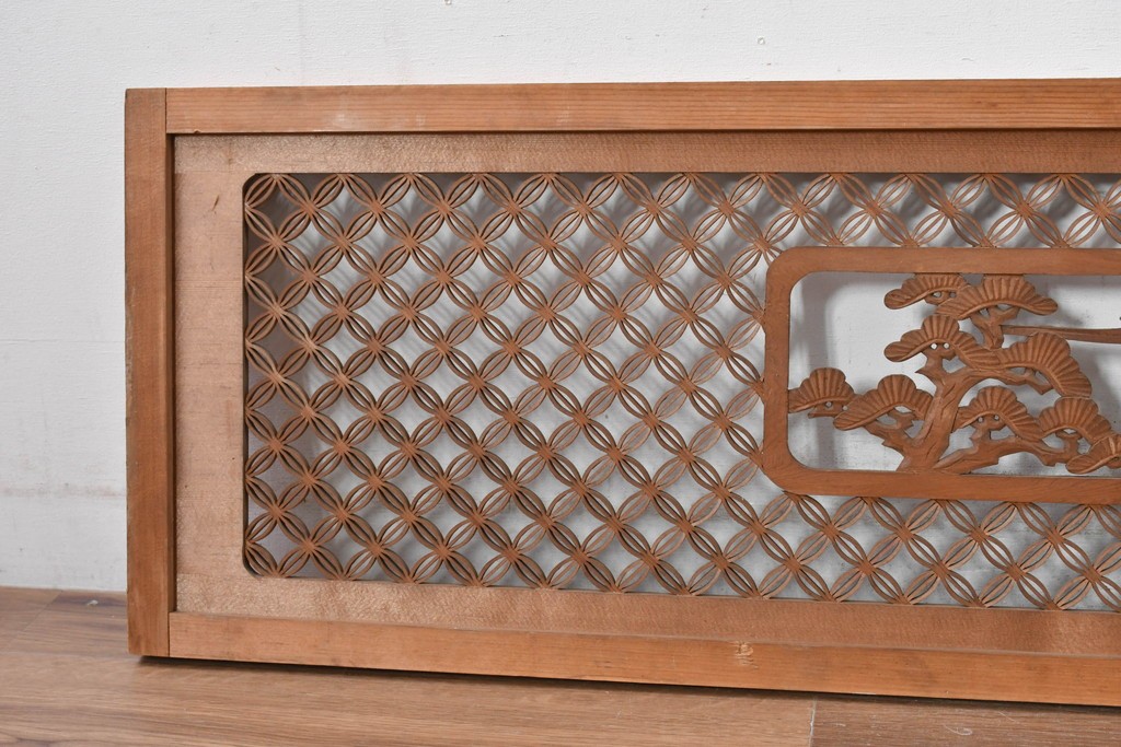 ヴィンテージ建具　昭和中期　七宝組子と松に山景色の彫刻が施された組子欄間2枚セット　(R-084886)