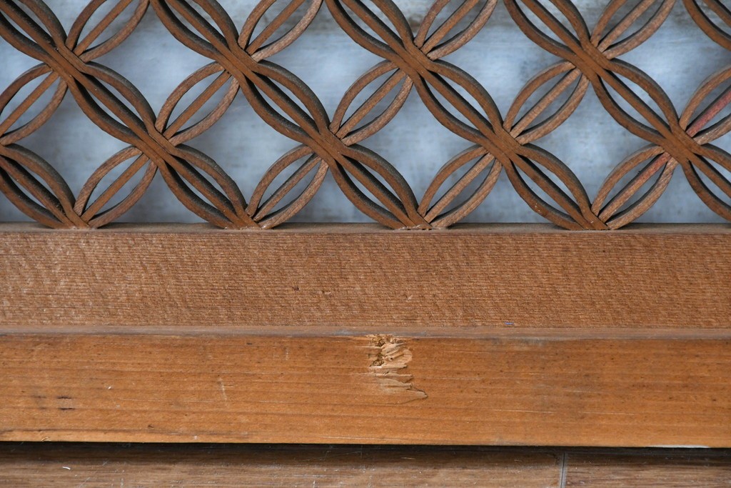 ヴィンテージ建具　昭和中期　七宝組子と松に山景色の彫刻が施された組子欄間2枚セット　(R-084886)