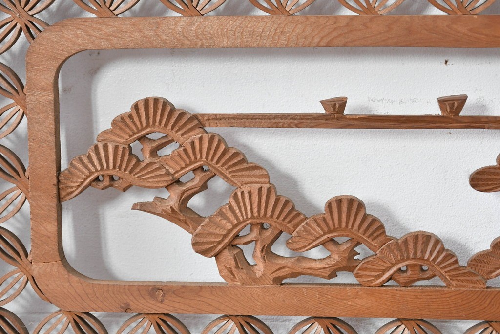 ヴィンテージ建具　昭和中期　七宝組子と松に山景色の彫刻が施された組子欄間2枚セット　(R-084886)