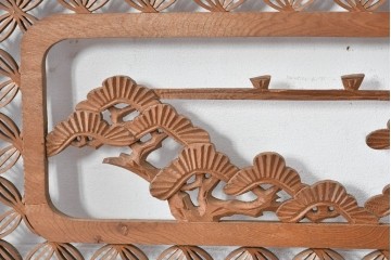ヴィンテージ建具　昭和中期　七宝組子と松に山景色の彫刻が施された組子欄間2枚セット　(R-084886)