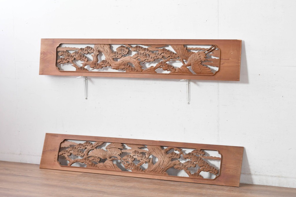 ヴィンテージ建具　昭和中期　在銘　松枝の広がりと飛翔する鶴が優雅な彫刻欄間2枚セット　(R-084889)