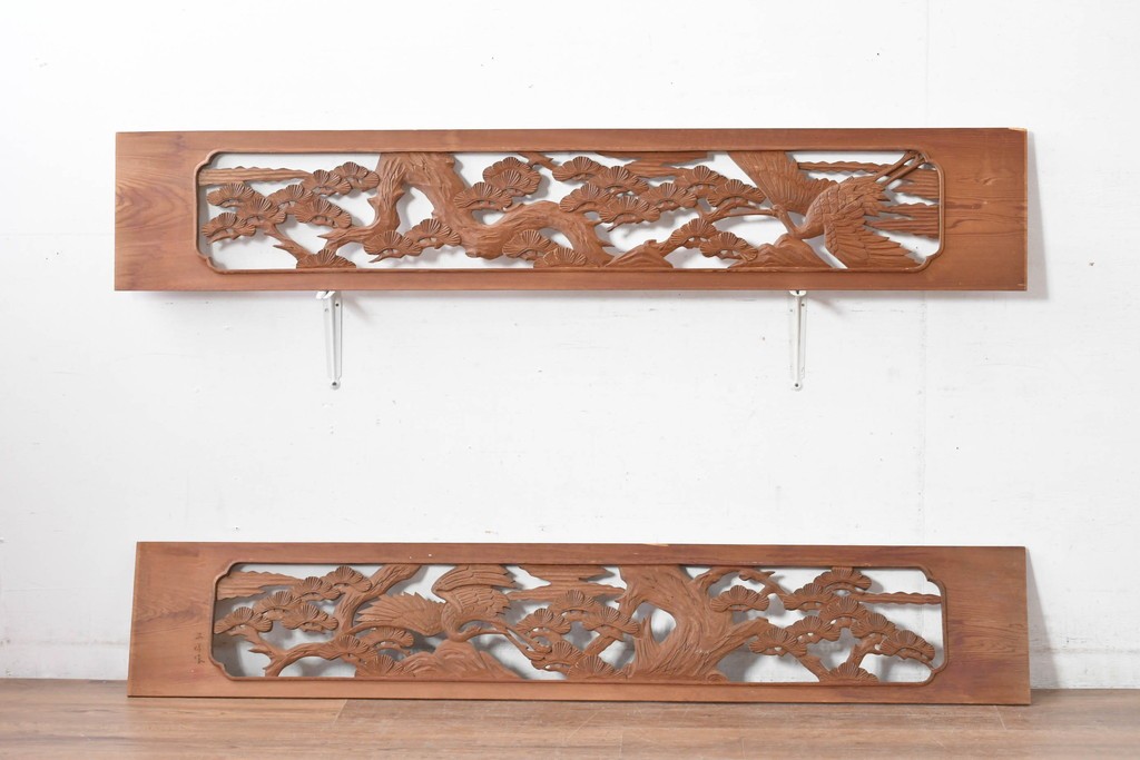 ヴィンテージ建具　昭和中期　在銘　松枝の広がりと飛翔する鶴が優雅な彫刻欄間2枚セット　(R-084889)