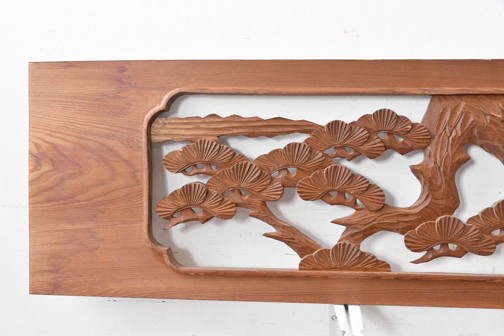 ヴィンテージ建具　昭和中期　在銘　松枝の広がりと飛翔する鶴が優雅な彫刻欄間2枚セット　(R-084889)