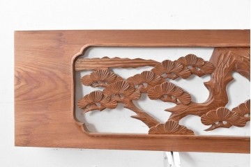 ヴィンテージ建具　昭和中期　在銘　松枝の広がりと飛翔する鶴が優雅な彫刻欄間2枚セット　(R-084889)