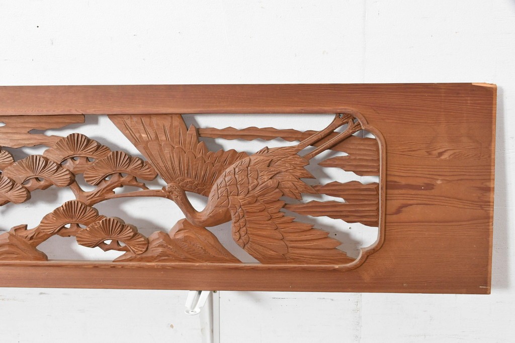 ヴィンテージ建具　昭和中期　在銘　松枝の広がりと飛翔する鶴が優雅な彫刻欄間2枚セット　(R-084889)