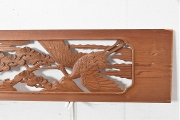 ヴィンテージ建具　昭和中期　在銘　松枝の広がりと飛翔する鶴が優雅な彫刻欄間2枚セット　(R-084889)