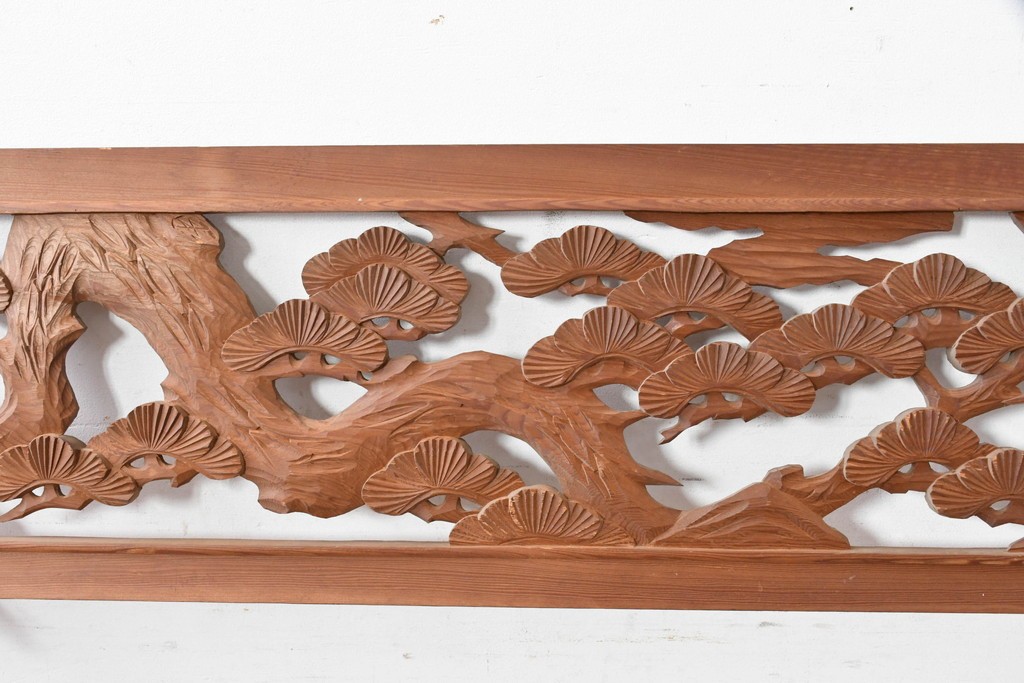 ヴィンテージ建具　昭和中期　在銘　松枝の広がりと飛翔する鶴が優雅な彫刻欄間2枚セット　(R-084889)