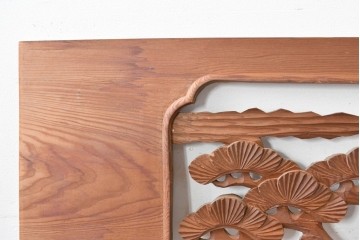 ヴィンテージ建具　昭和中期　在銘　松枝の広がりと飛翔する鶴が優雅な彫刻欄間2枚セット　(R-084889)