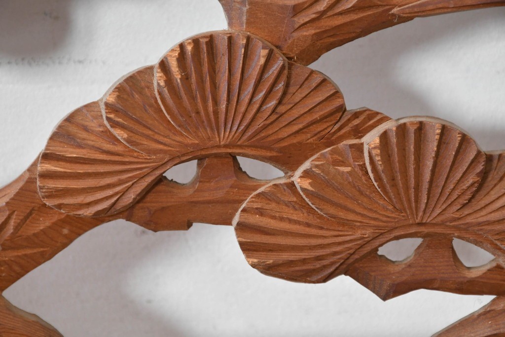 ヴィンテージ建具　昭和中期　在銘　松枝の広がりと飛翔する鶴が優雅な彫刻欄間2枚セット　(R-084889)