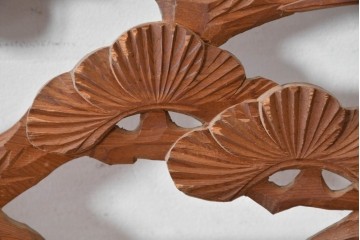 ヴィンテージ建具　昭和中期　在銘　松枝の広がりと飛翔する鶴が優雅な彫刻欄間2枚セット　(R-084889)