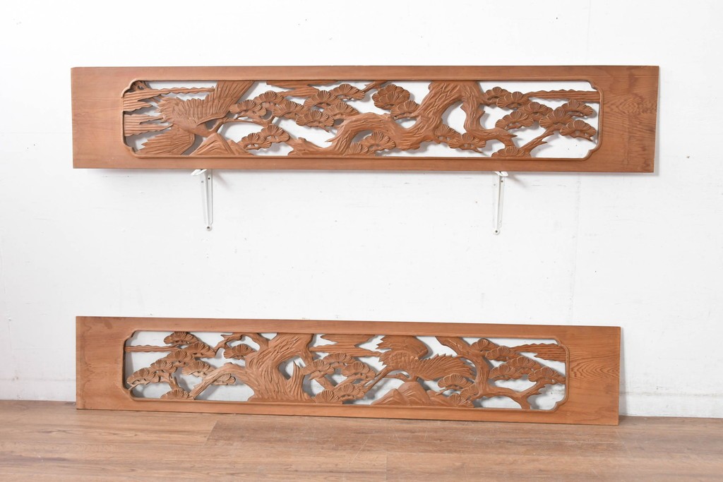 ヴィンテージ建具　昭和中期　在銘　松枝の広がりと飛翔する鶴が優雅な彫刻欄間2枚セット　(R-084889)