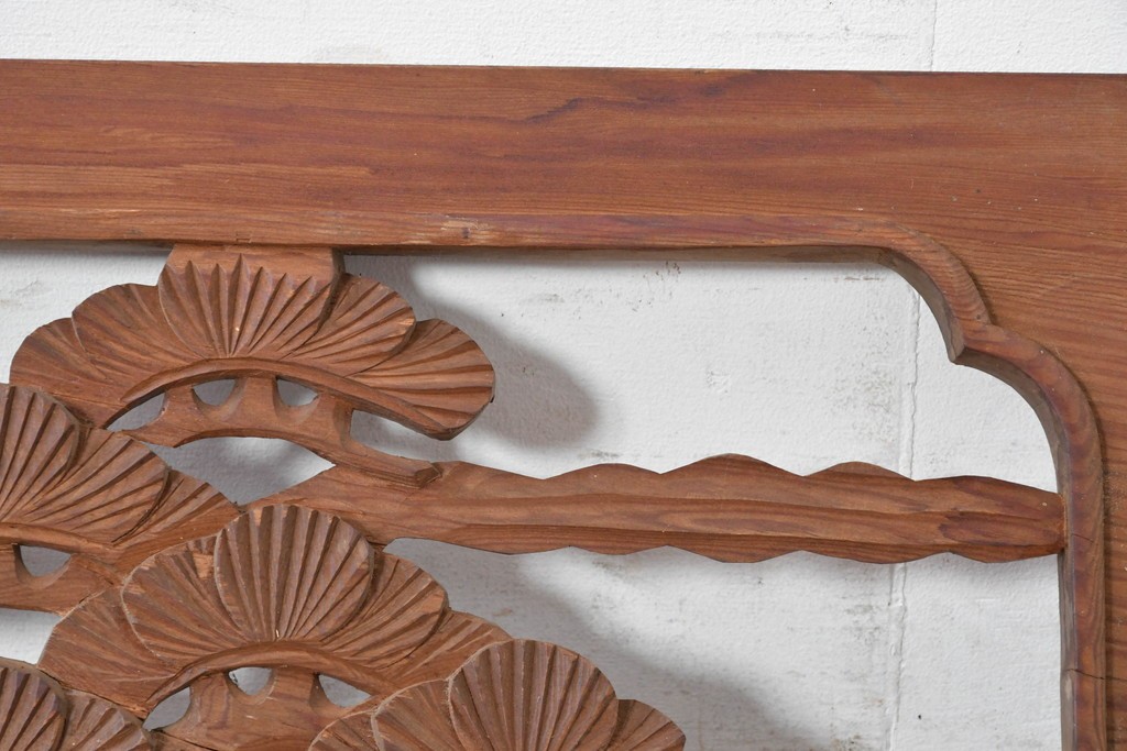 ヴィンテージ建具　昭和中期　在銘　松枝の広がりと飛翔する鶴が優雅な彫刻欄間2枚セット　(R-084889)