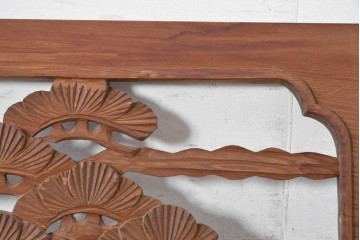 ヴィンテージ建具　昭和中期　在銘　松枝の広がりと飛翔する鶴が優雅な彫刻欄間2枚セット　(R-084889)